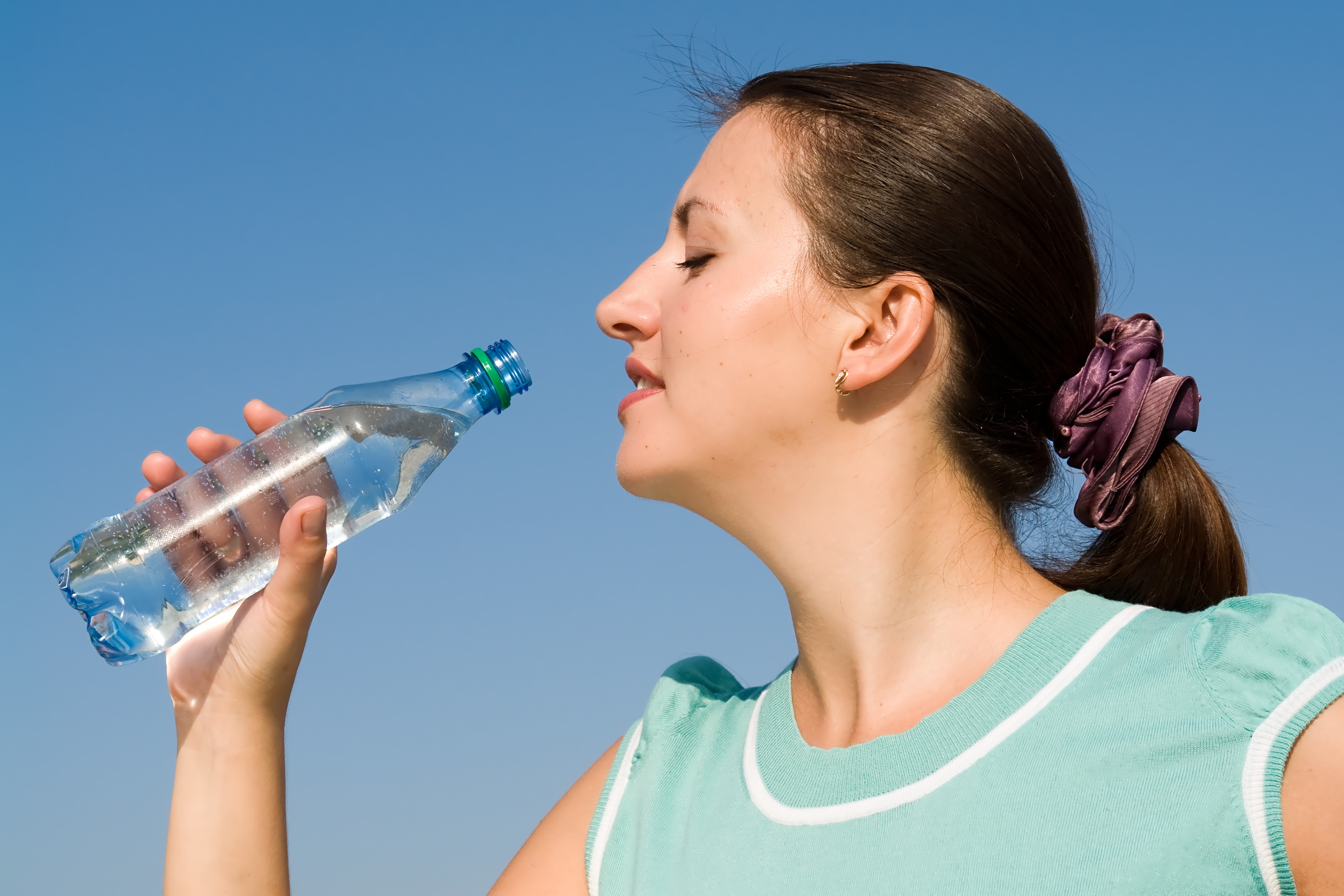 Что значит питьевая вода. Девушка пьет воду. Отравление водой. Водное опьянение.